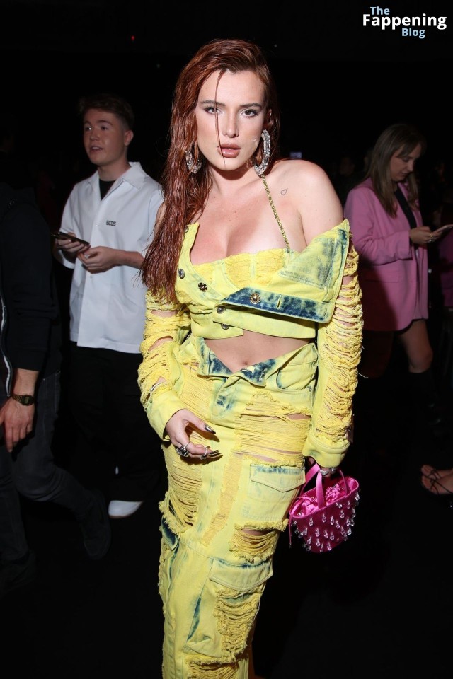 36979-bella-thorne-full-influencer-fashion-show-big-ass-straight-outfit